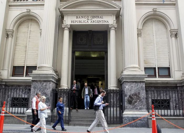 El Banco Central abre el acceso al dlar oficial para que las pymes importadoras puedan cancelar sus deudas